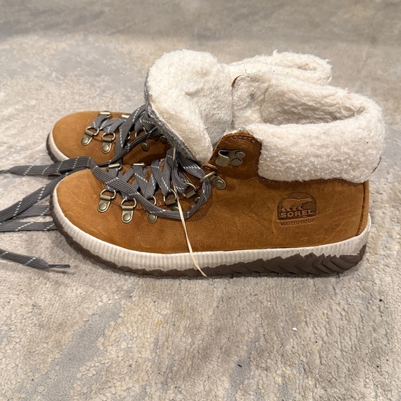 Sorel Out and About boots women’s size 7.5 in EUC